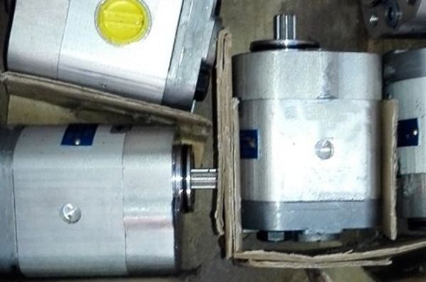 JIHOSTROJ齒輪泵P23-3.3R-A03K03-AG02P01-N ，捷克P23系列齒輪油泵